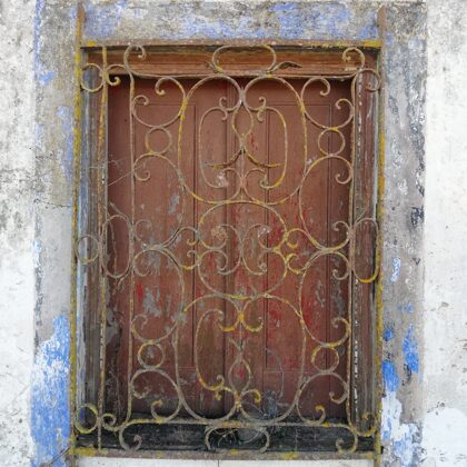 Janela com gradeamento em casa abandonada no campo do Alentejo