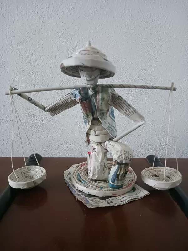 Artesanato em papel de jornal. Vendedor ambulante asiático.