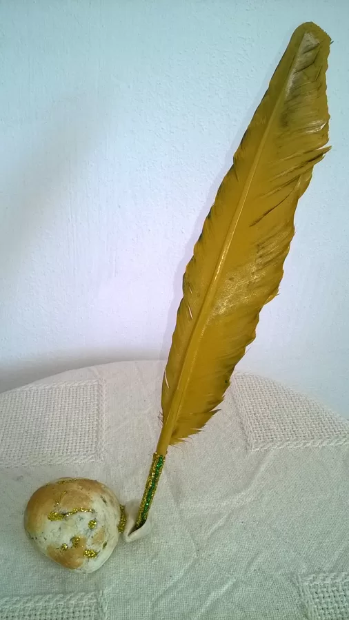 Caneta em pena de ave