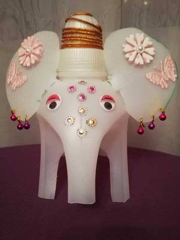 Elefante em garrafas de detergente