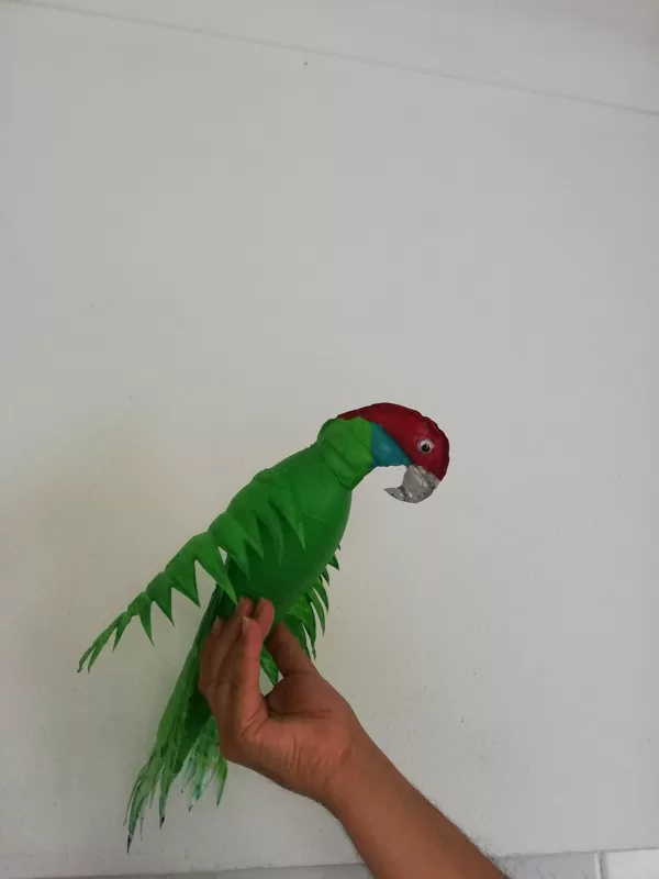Ave exótica em garrafas de plástico