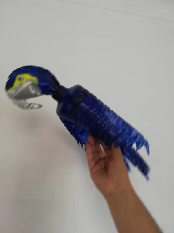 Ave exótica em garrafas de plástico