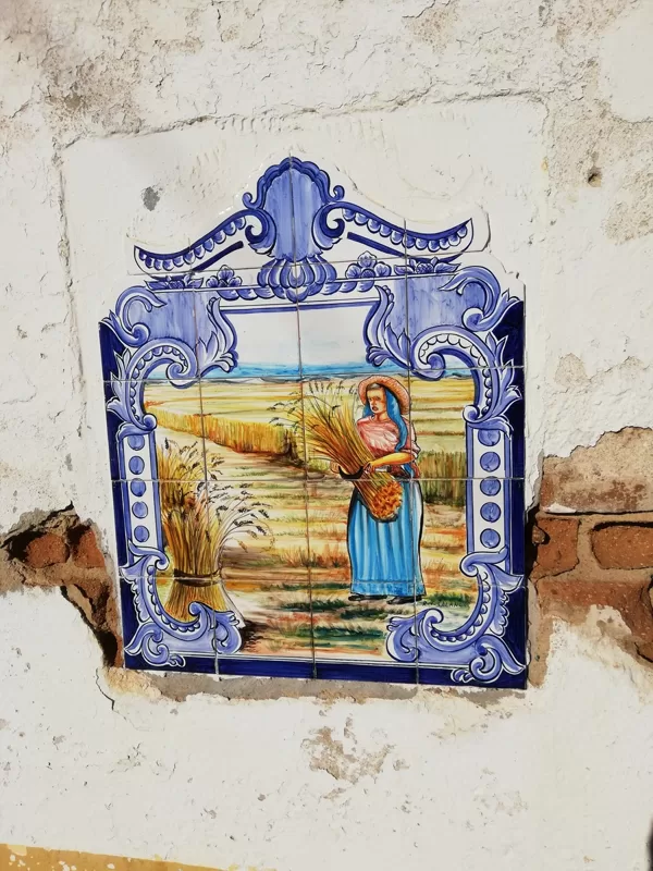 Cena campestre antiga em azulejos numa casa velha